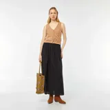 Chaleco de crochet color beige con botones frontales y escote en V.