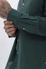 Camisa de lino color crudo, de manga larga y corte clásico.