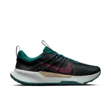 Zapatillas de trail running Nike Juniper Trail 2 negras con detalles en verde y borgoña.