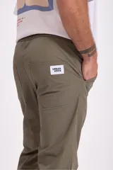 Pantalón de vestir azul marino, de corte recto, con bolsillos laterales y traseros. Se ajusta a la cintura con cinturón de cuero marrón.