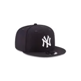 Gorra New Era 9FIFTY de los New York Yankees, color azul marino con logo bordado en blanco y visera plana. Ajustable en la parte trasera.