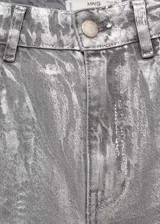 Pantalón de jean plateado de tiro alto, corte recto, con cierre de cremallera y botón, cinco bolsillos y trabillas.
