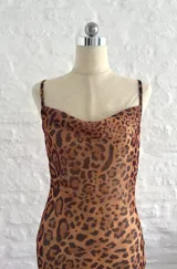 Vestido largo de microtul elastizado con estampado animal print.