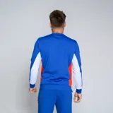 Buzo deportivo Umbro del Club Nacional de Football, modelo Premier, color azul marino con detalles en blanco en los puños y paneles laterales en rojo. Presenta el escudo del club en el pecho.