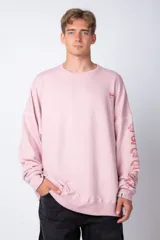 Buzo rosa de corte oversize con cuello redondo, confeccionado en tela rústica y estampado en la manga con nombres de rellenos de empanadas.
