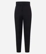 Pantalón de vestir negro, corte carrot, con cinturón estructurado con hebilla cuadrada.