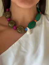 Collar corto con cuentas de cerámica, acrílico, cristales checos y piedras reconstituidas. Se cierra con cadena de acero quirúrgico y ganchito para regular el largo.