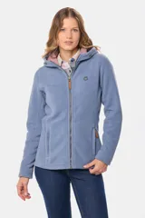 Campera polar con capucha en color negro, de cierre frontal y bolsillos laterales.