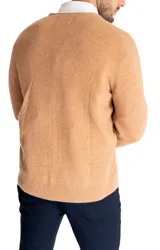 Cardigan color camel de cashmere 100% natural, con cuello en V y cierre frontal con botones.