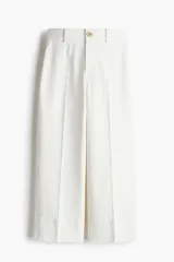 Pantalón culotte blanco de tiro alto con pinzas, cierre con botón y bolsillos laterales. Pierna ancha y corte cropped.