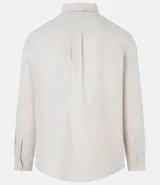 Camisa de manga larga para hombre, color gris oscuro con efecto melange, cuello inglés y botones frontales.