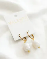 Aros colgantes con argolla dorada y perla irregular blanca.
