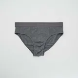 Pack de tres slips grises lisos con cintura elástica.