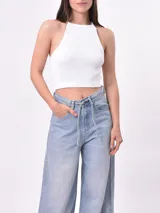 Top blanco de tejido de punto acanalado, corte cropped y cuello halter.