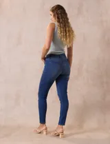 Jean skinny de tiro medio, color celeste, marca One Five One. Confeccionado en denim de algodón elastizado.
