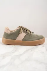 Zapatilla deportiva de cuero color verde oliva con detalles en rosa y suela marrón.