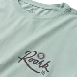 Remera celeste de manga corta con logo de la marca Roark estampado en el pecho.