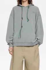Sudadera gris de algodón de corte oversize, con cuello redondo, capucha ajustable con cordones personalizados, manga larga y logo bordado.