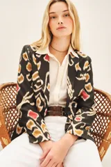 Blazer con estampado abstracto en tonos marrones, rojos y blancos, confeccionado en seda y viscosa con forrería de jacquard a tono.
