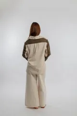Camisa color beige con mangas largas color marrón.