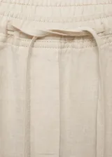 Pantalón de lino color beige, de corte recto, con cintura elástica ajustable con cordón.