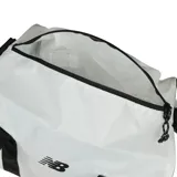 Bolso deportivo New Balance blanco con detalles en negro, logo de la marca estampado en el frente, doble asa de mano y correa de hombro ajustable.