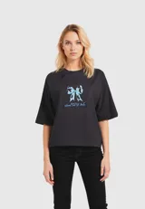 Remera negra de corte holgado con mangas cortas y estampado de un moño celeste con texto en cursiva.