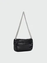 Bandolera negra de cuero con textura de cocodrilo, correa de cadena plateada y cierre con logo plateado.
