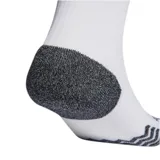 Medias de fútbol Adidas Adi 23, largas hasta la rodilla, color blanco con tres rayas horizontales negras en la parte superior y logo de la marca en negro. Talón y puntera reforzados en color gris.