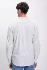 Camisa blanca a rayas verticales azules, de manga larga y corte clásico.