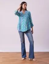 Blusa de gasa estampada, marca Ruby Rd. Cuello a la base, escote en V y abertura central con botones. Delantera con plisados. Largo de manga regulable con presilla y botón.