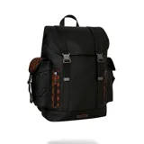 Mochila negra con detalles en marrón y rojo, con estampado a cuadros en los bolsillos laterales y correas frontales.