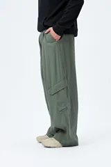 Pantalón cargo color beige, de corte recto y holgado, con cintura elástica y bolsillos laterales con solapa.
