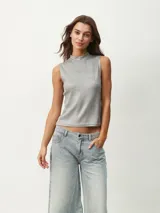 Musculosa blanca de cuello alto y sin mangas.