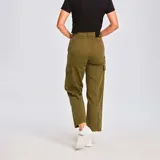 Pantalón cargo color verde oliva, de corte recto, con bolsillos laterales con solapa y cierre con cremallera y botón.