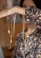 Cadena dorada de acero quirúrgico bañada en oro 18k, con eslabones ovalados y cierre tipo toggle.