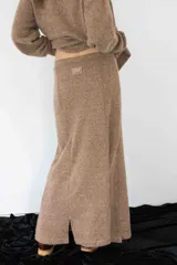 Pollera larga marrón de tejido de punto, con forro de lino y cintura elástica.