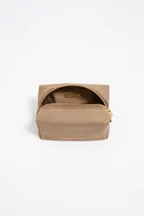 Neceser pequeño de nylon color rosa con cierre de cremallera dorada y logo metálico de la marca.