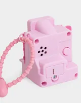 Llavero rosa con forma de cámara polaroid con un oso y la palabra 'Happy' en el frente. Incluye una correa de cuentas y un dije de campana.