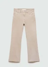 Pantalón de jean color beige, de corte flare y tiro alto.