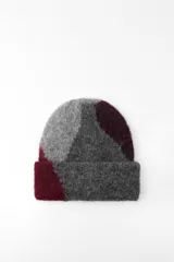 Gorro tipo beanie confeccionado con alpaca, color gris y bordó con diseño geométrico.