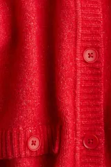 Cárdigan rojo de punto suave con cuello polo acanalado, cierre frontal con botones, mangas cortas y bolsillos delanteros decorativos con botón.