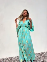 Vestido túnica largo color verde agua con estampado dorado, escote en V y mangas anchas.