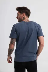 Remera blanca de algodón de corte clásico.