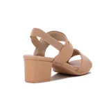 Sandalia de cuero sintético color beige, con dos tiras anchas, hebilla lateral y taco cuadrado.