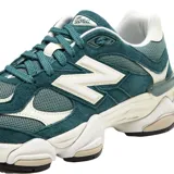 Championes New Balance U9060EEK color verde azulado, blanco y beige, confeccionados en gamuza y malla, con logo "N" característico en los laterales y entresuela ABZORB.