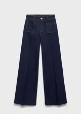 Pantalón de jean azul oscuro, corte wideleg, tiro alto, con bolsillos delanteros de parche y cierre frontal con cremallera y botón.
