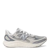 Championes New Balance Running Course, color gris y beige, con capellada de malla y detalles en cuero sintético. Entresuela Fresh Foam para mayor amortiguación y confort.