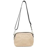 Bandolera color beige con diseño acolchado en forma de rombos. Tiene correa larga regulable de color negro, cierre superior y logo de la marca en el frente.