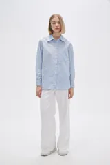 Camisa a rayas verticales rosas y blancas, de algodón, con cuello clásico y cierre frontal con botones.